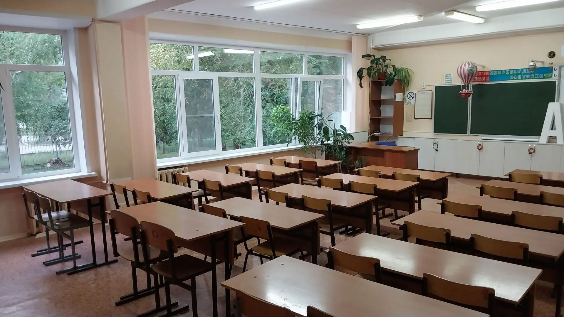 А я сегодня весь день в школе была☺️
Кабинет к приёмке школы готов.
Окна чистенькие, цветы подстриже