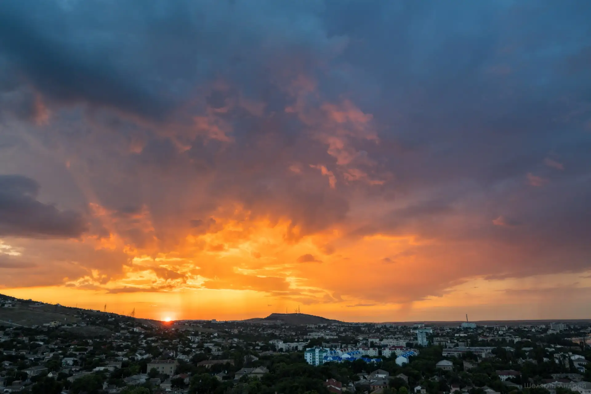 🌅 Летний закат над Феодосией. Вид с холма Митридат. 

📷 @feodoz
📍 Крым мой край

📷 t.me/myKrim -