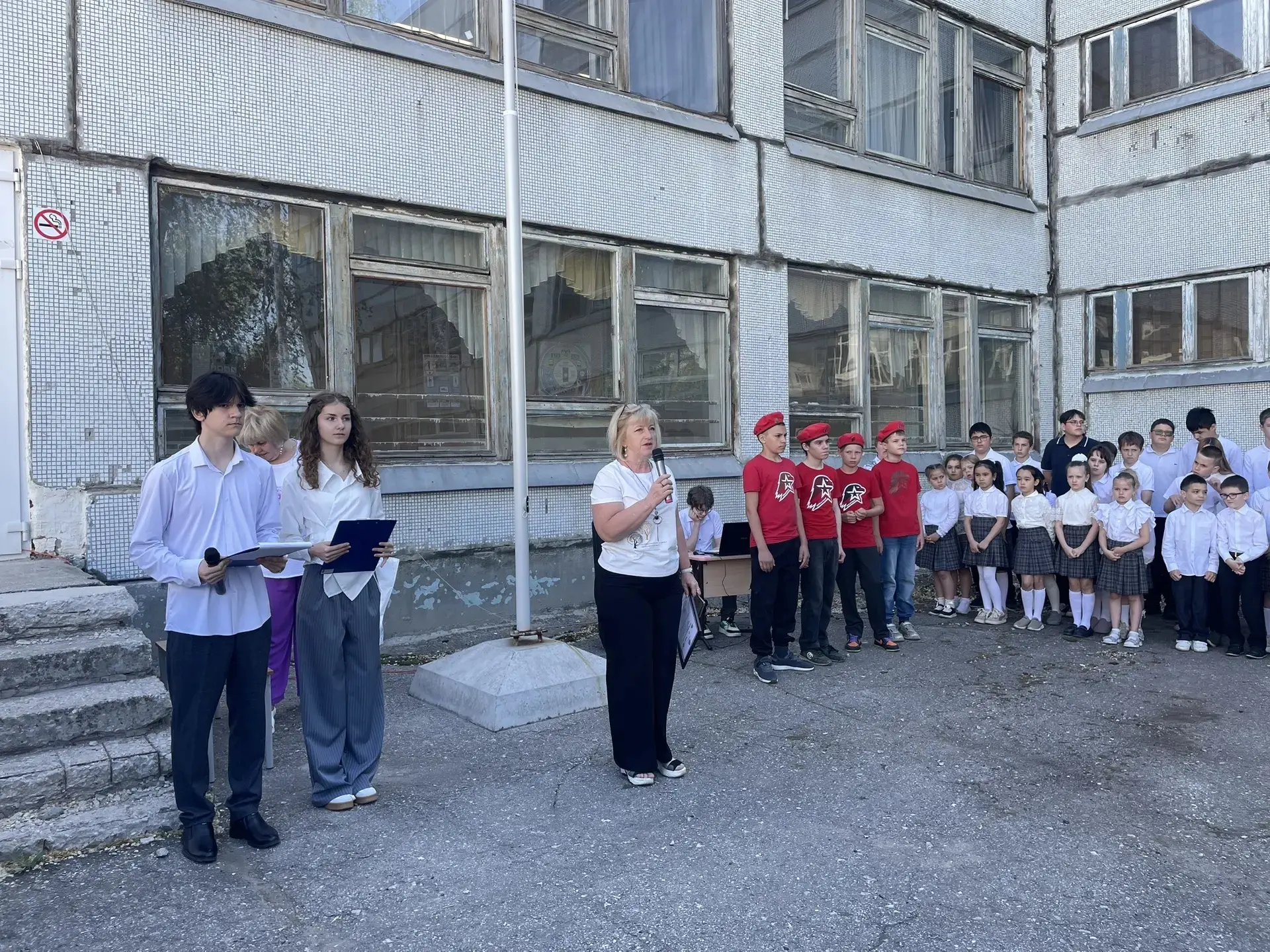 🎉Сегодня в нашей школе прошла традиционная торжественная линейка, посвящённая завершению 2025-2026 