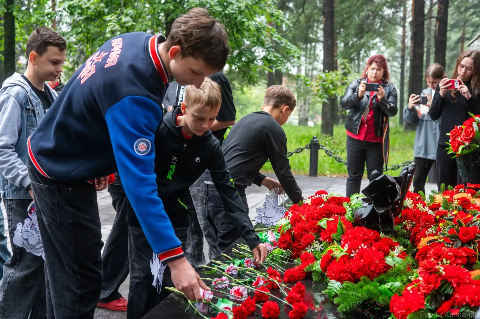 🔻В Качканаре и Валериановске прошли мероприятия, посвящённые Дню памяти и скорби 
 
Отдать дань ува