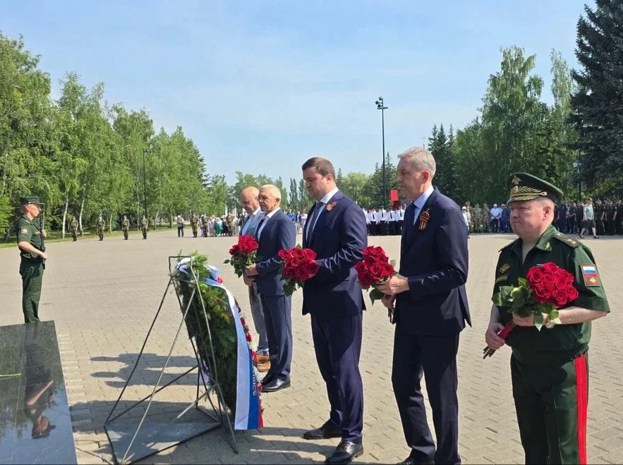 Спикер и депутаты областного парламента приняли участие в патриотических акциях Дня памяти и скорби
