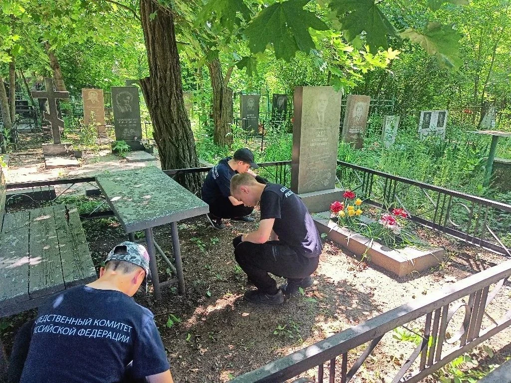 Кадеты приняли участие в уборке и благоустройстве воинского захоронения
 
Обучающиеся ФГКОУ «Луганск