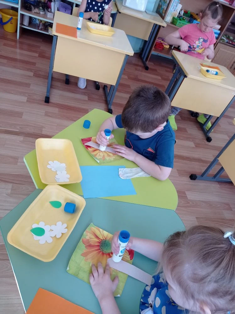 Мир! Труд! Май! 🌿🌸 праздничная аппликация. 
Сегодня наши ребята  познакомились с праздником 1 Мая 