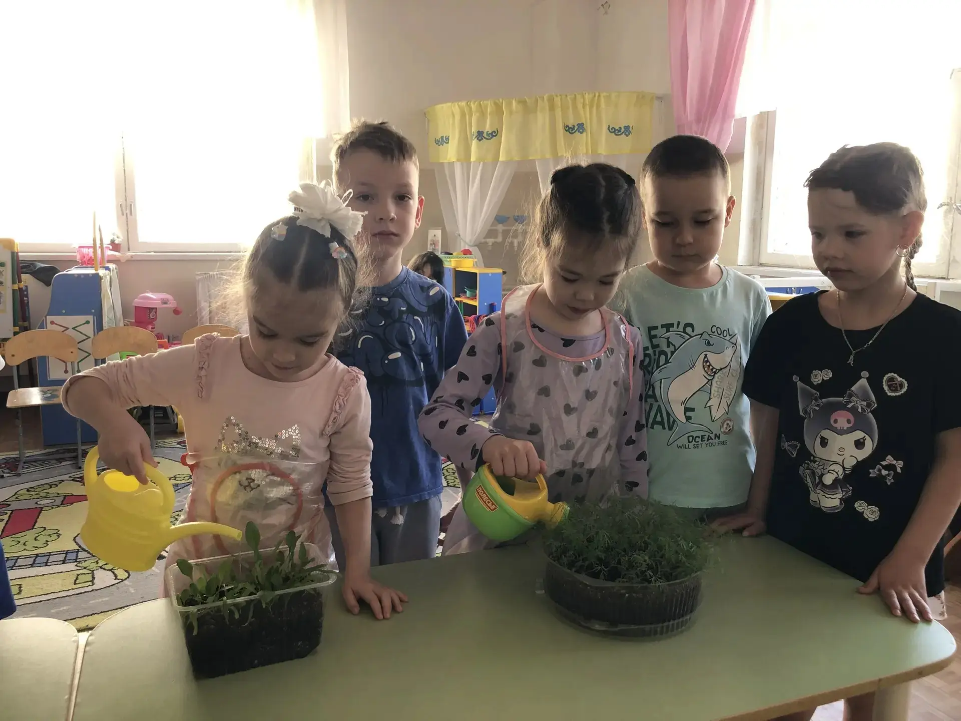 Обеденный стол группы № 4 преобразился: его украсила свежая зелень, настоящий кладезь витаминов! 😊 