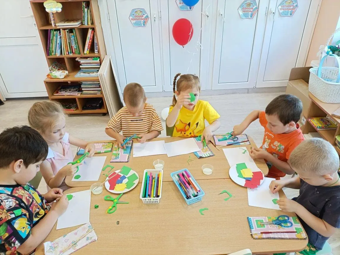 Аппликация "Фрукты"
Задачи : продолжать учить детей вырезать круги из квадрата и овал из прямоугольн