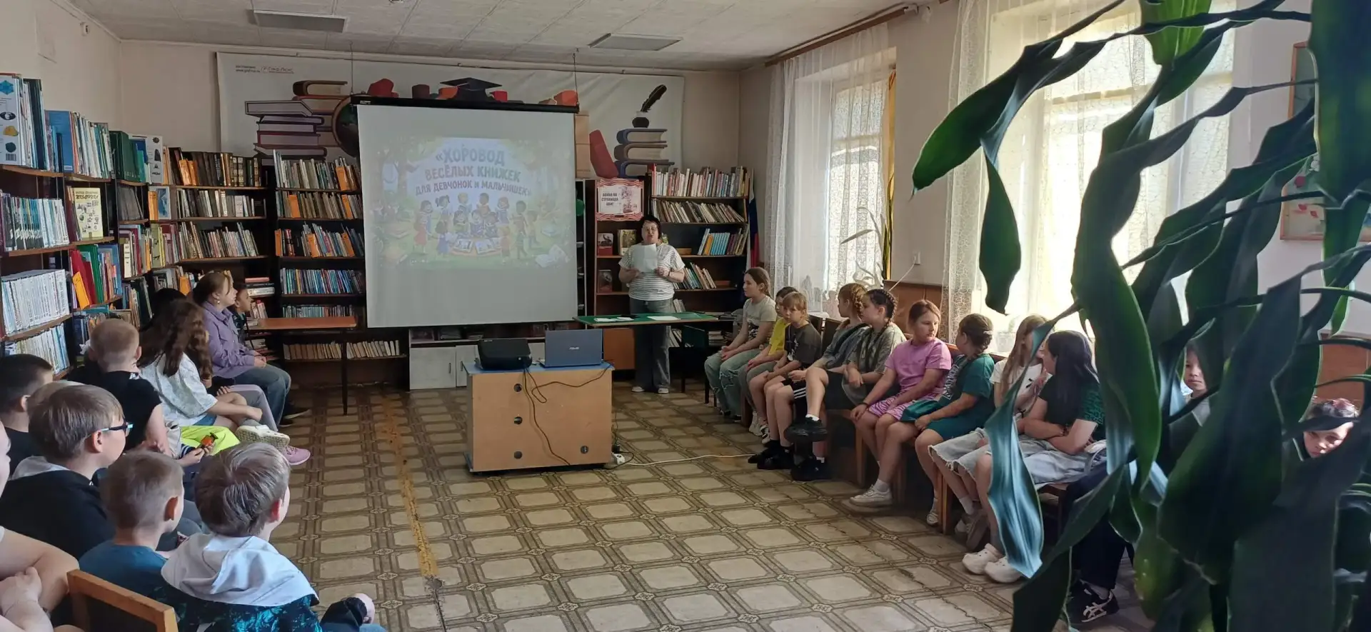 Книжное приключение в лагере! 📚✨
Сотрудники детской библиотеки провели для ребят из пришкольного ла