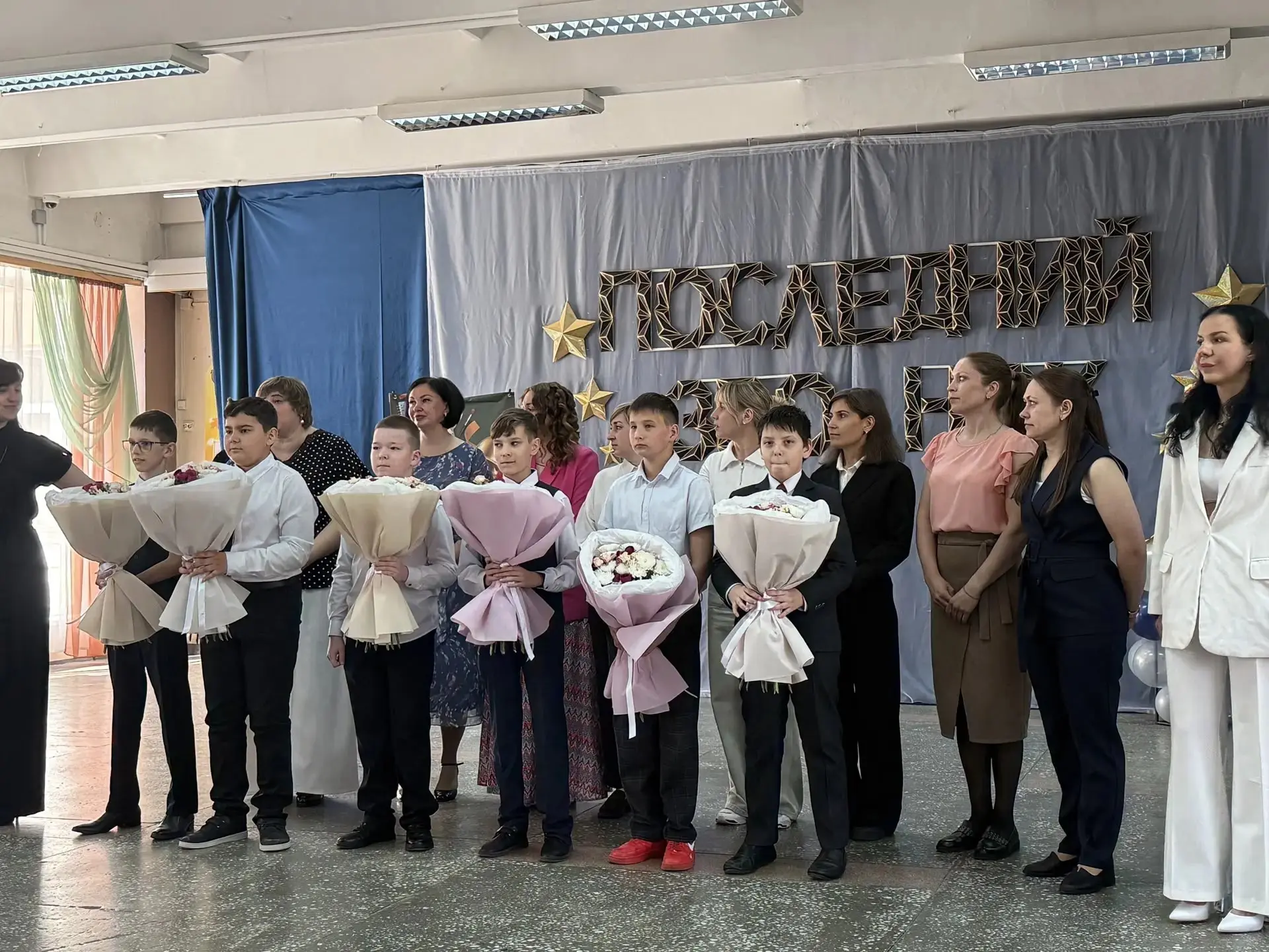 Дорогие друзья!

Вчера в нашей школе состоялся особенный день — последний звонок для четвероклассник