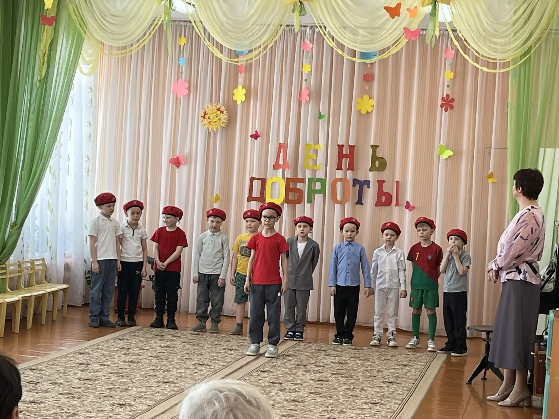 На праздник доброты ребята пригласили своих любимых бабушек!
«Доброта — как солнца свет,
Без неё нам