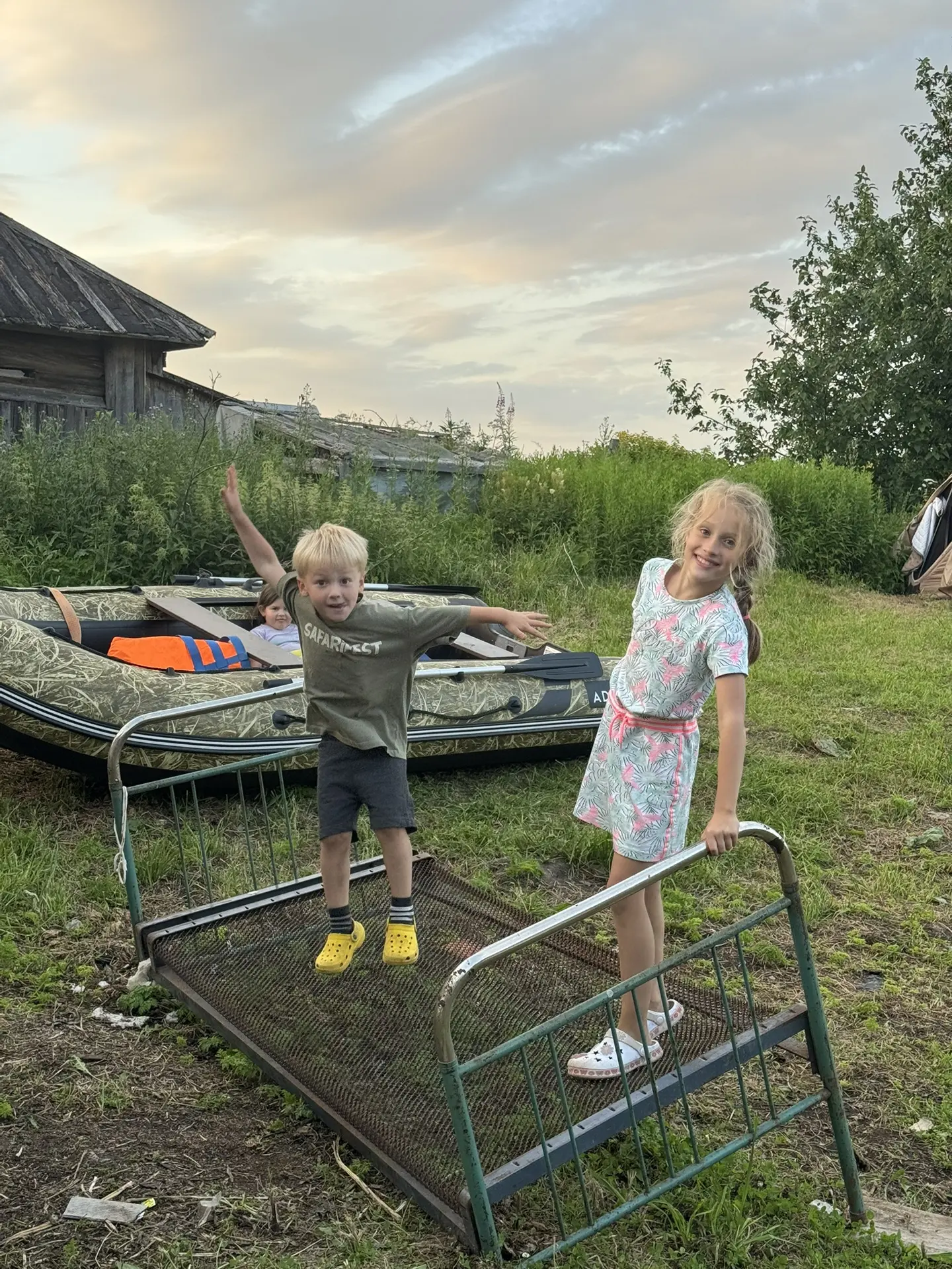 У кого был такой батут в детстве?)) Поставил у дома ребятне. Так не слазят.