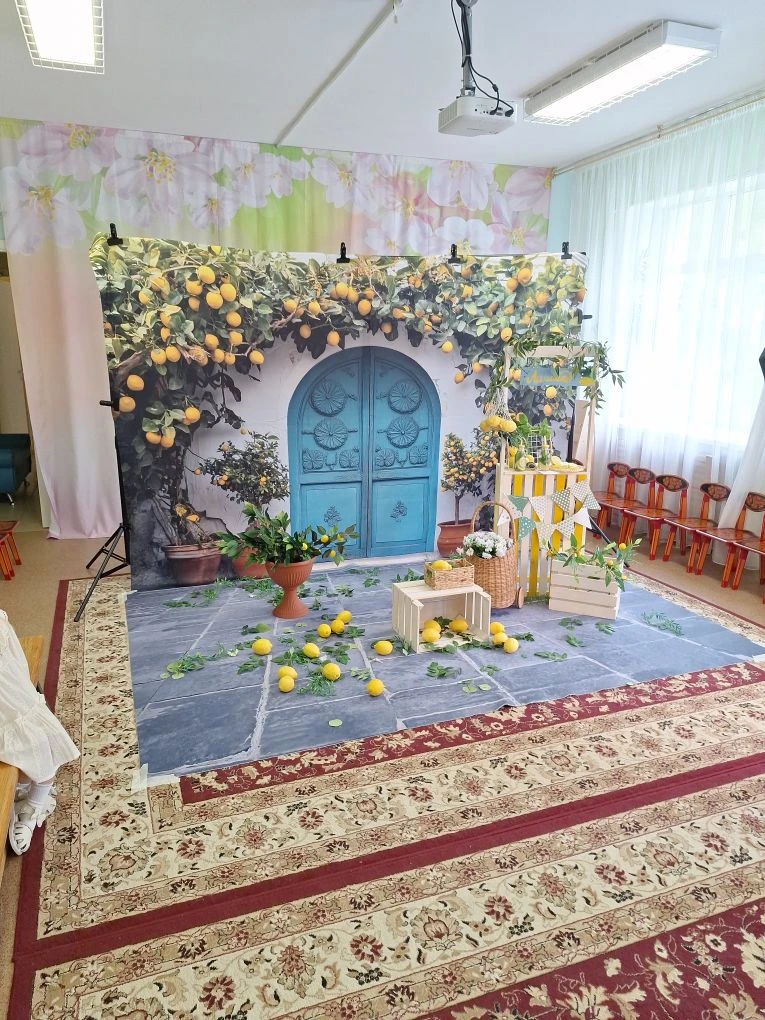 Уважаемые родители,  доброе утро! Сегодня у нас в детском саду фотосессия с красивой локацией и спец