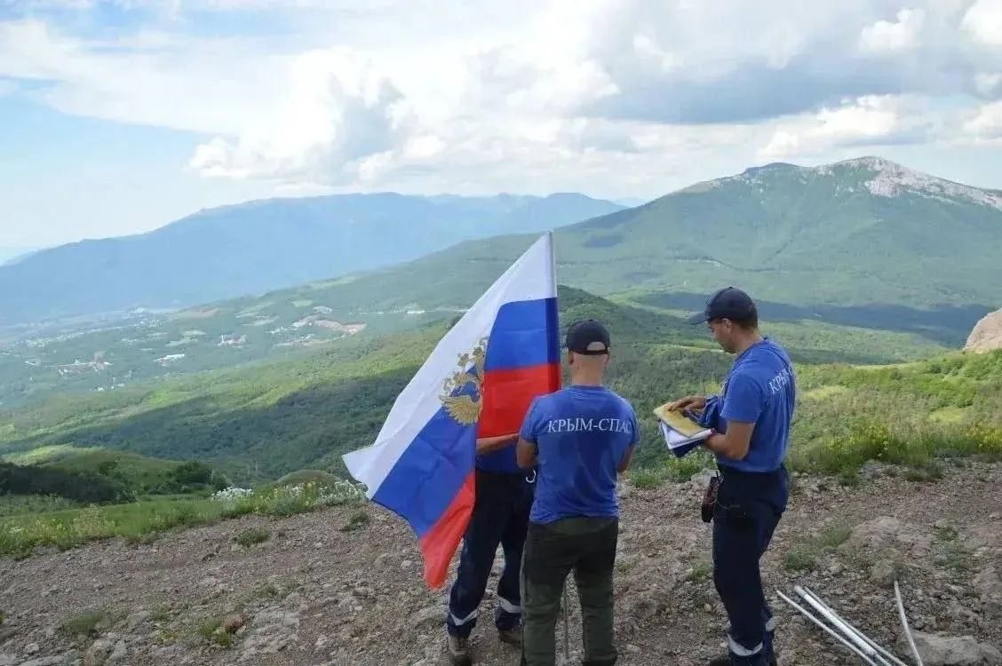 🇷🇺 На вершине Северной Демерджи в Крыму 12 июня, в День России, спасатели «Крым-Спаса» установили 