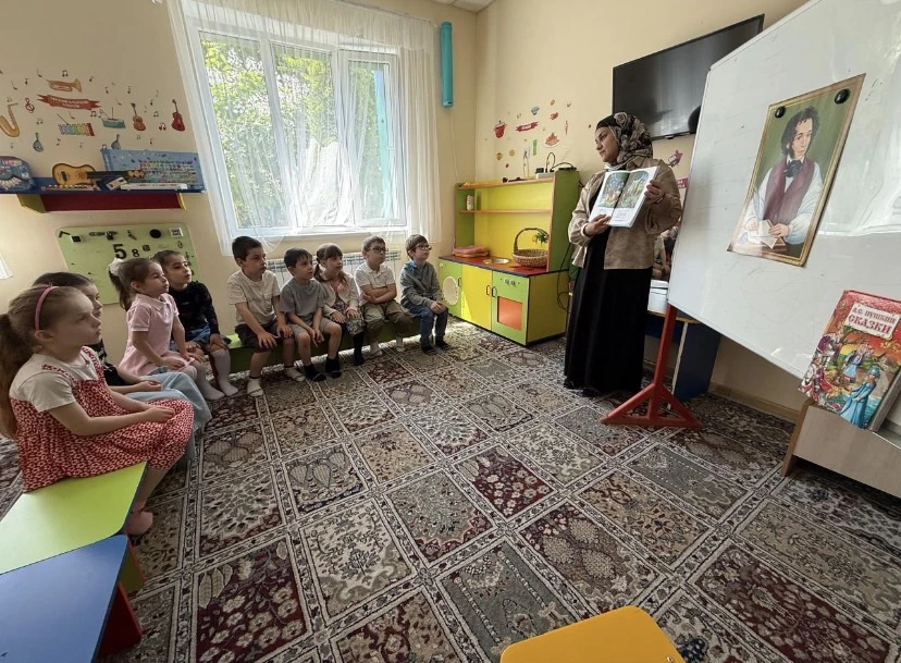 Беседа : об А.С. Пушкине 
в стар/группе 1"Солнечные лучики"

Цель:Познакомить детей с жизнью великог