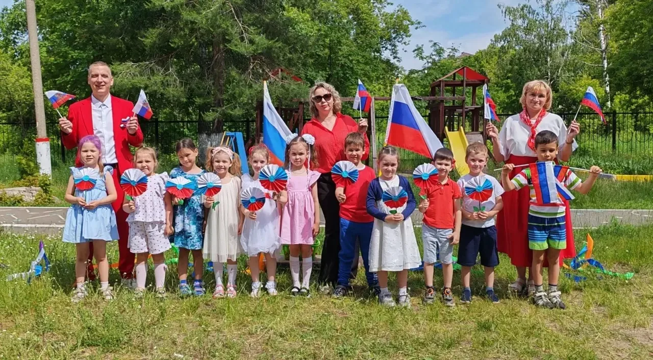 С Днём России 🇷🇺 поздравляют всех наши педагоги и воспитанники ❤️