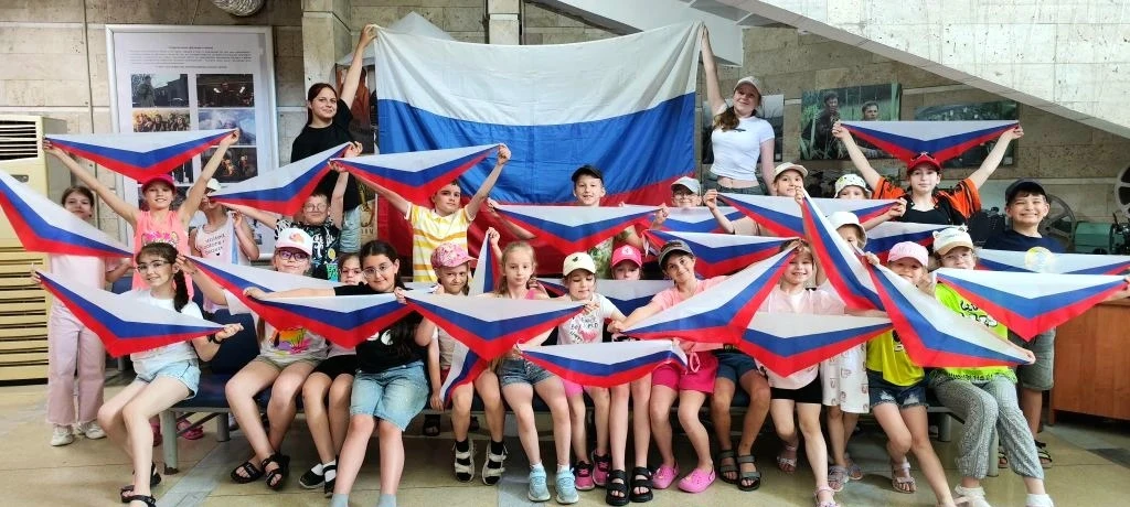 Праздничные программы ко Дню России

🎶 В ЦКК «Сочи» для старшего поколения состоялся концерт «Любим