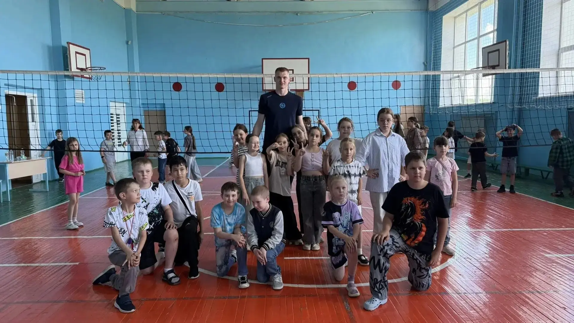 В пришкольном лагере состоялась незабываемая встреча с выдающимся спортсменом — Романом Романовским.