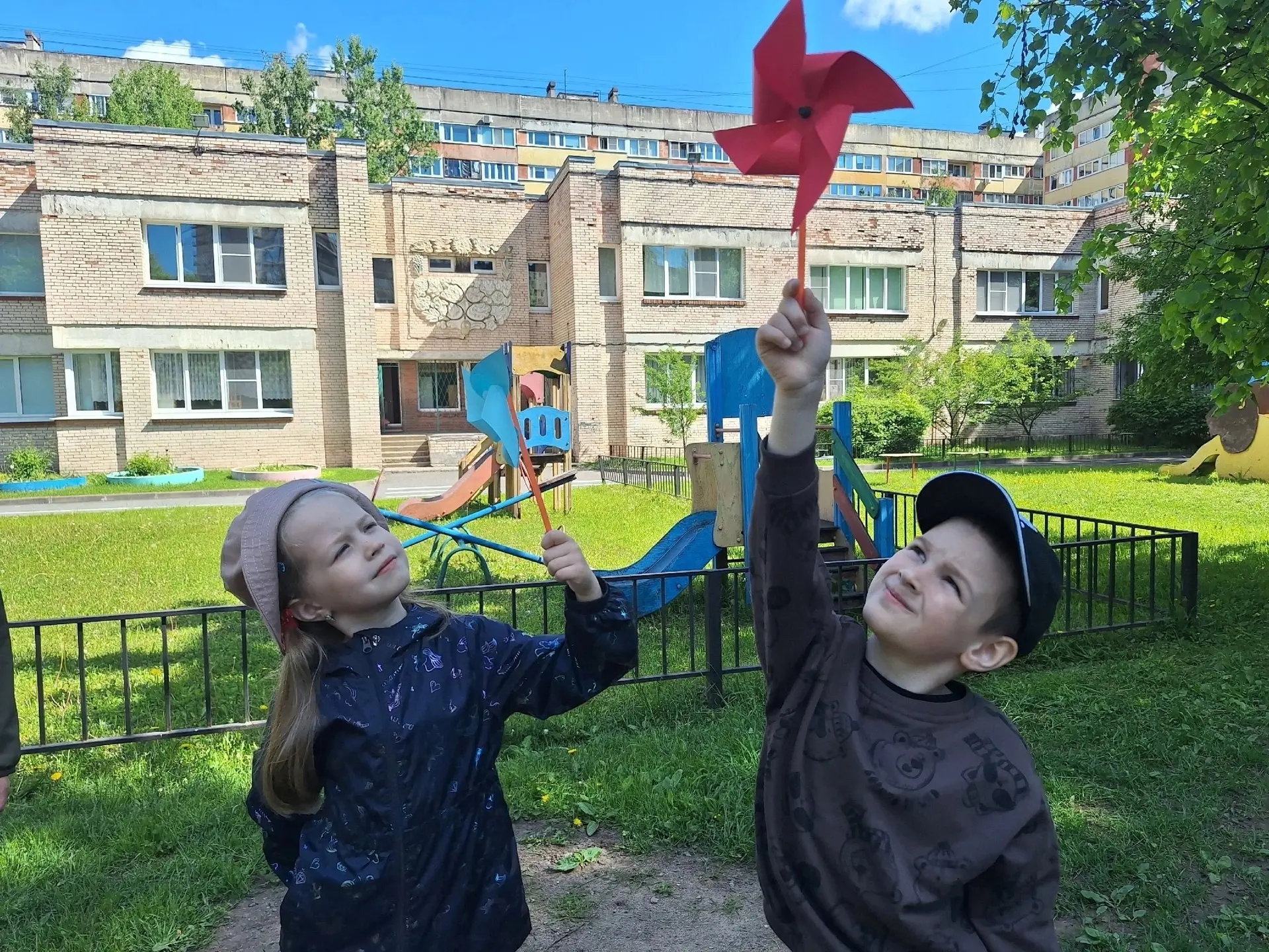 Всемирный день ветра
Обсуждение, что такое ветер, его роли в природе (например, разнос семян, формир