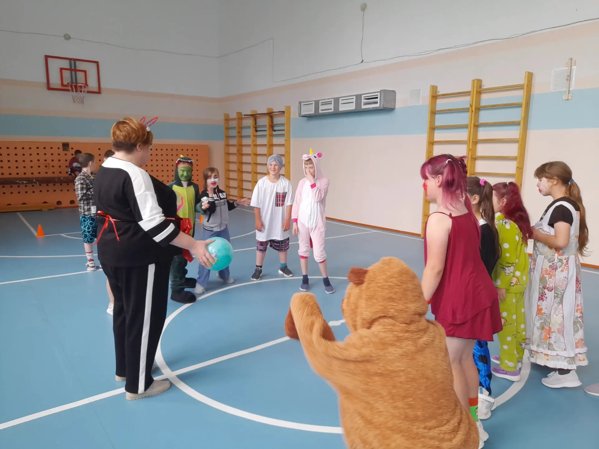 Комический футбол ⚽

Сегодня в нашем лагере творилось что‑то невообразимое! 😅 Мы решили, что обычны