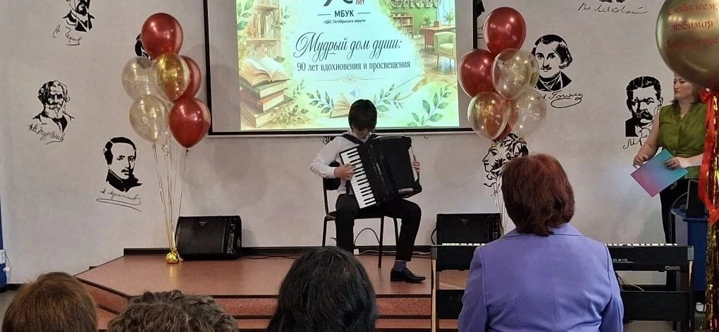 🎶Юные дарования поздравили библиотеку с юбилеем!🎉

27 мая в центральной библиотеке села Екатеринос
