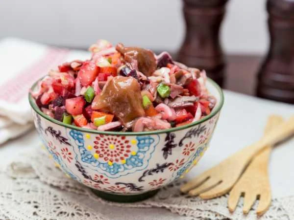 🥗 Винегрет с грибами

Ингредиенты

• Квашеная капуста — 200 г
• Морковь — 1 шт.
• Картофель — 2 шт.