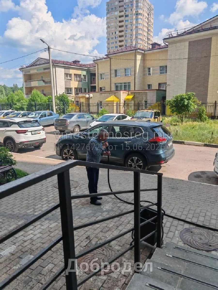 Воду из дома тратят на мойку магазина «Дикси»? Житель Северного шоссе, 46 заметил, что дворники подк