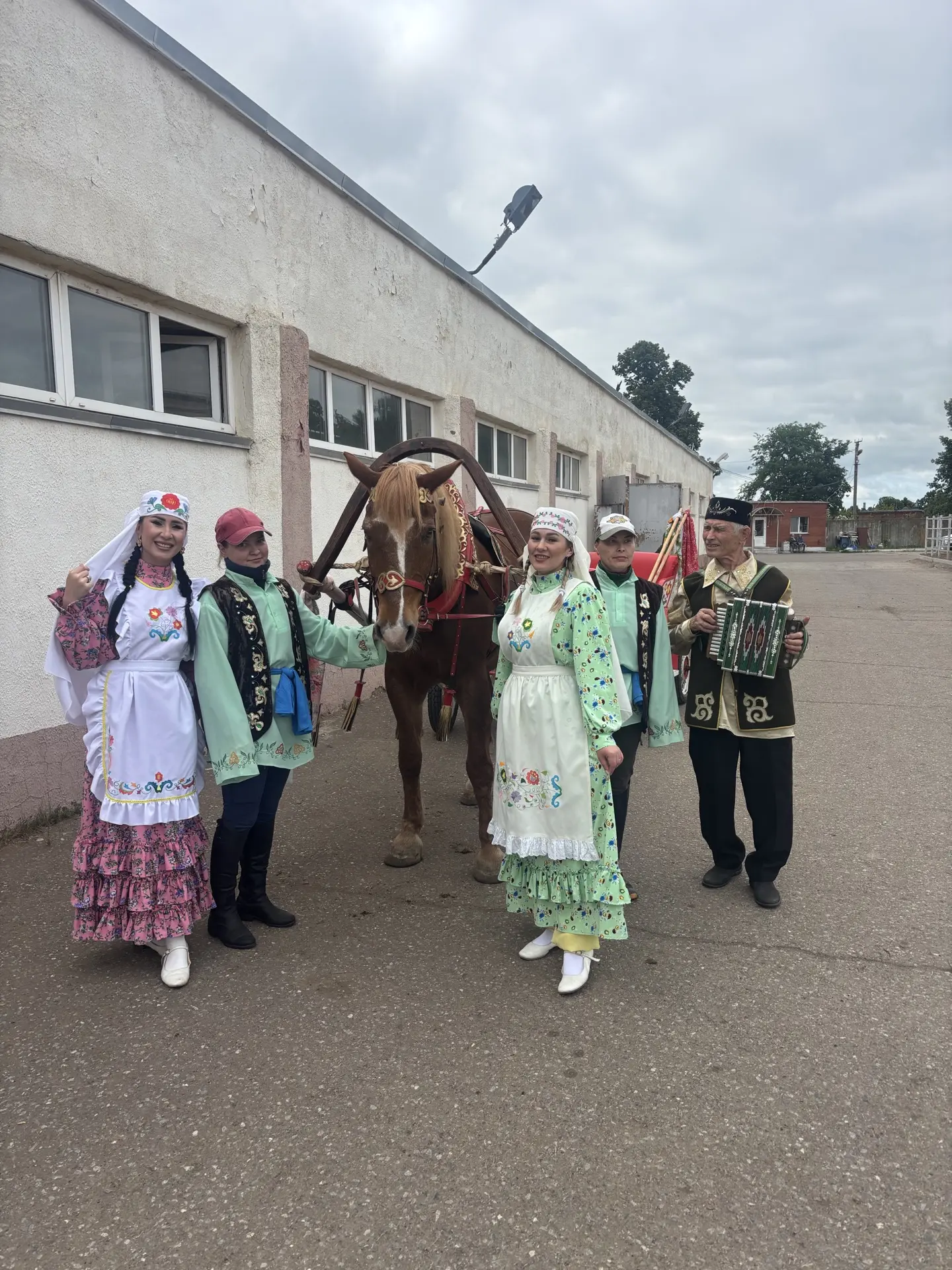 🎉 Кичә, 3 июнь көнне, "Илһам" ансамбле артистлары шәһәр буйлап ат арбасында йөреп, гармунда уйнап һ