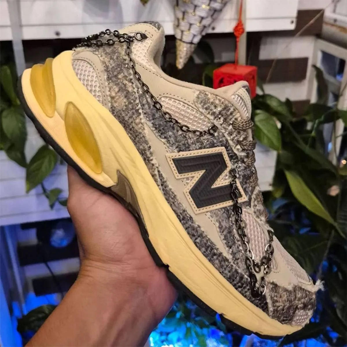 Joe Freshgoods выкатывает еще одну пару с New Balance. 

В основу новой модели вошел силуэт 2010: он