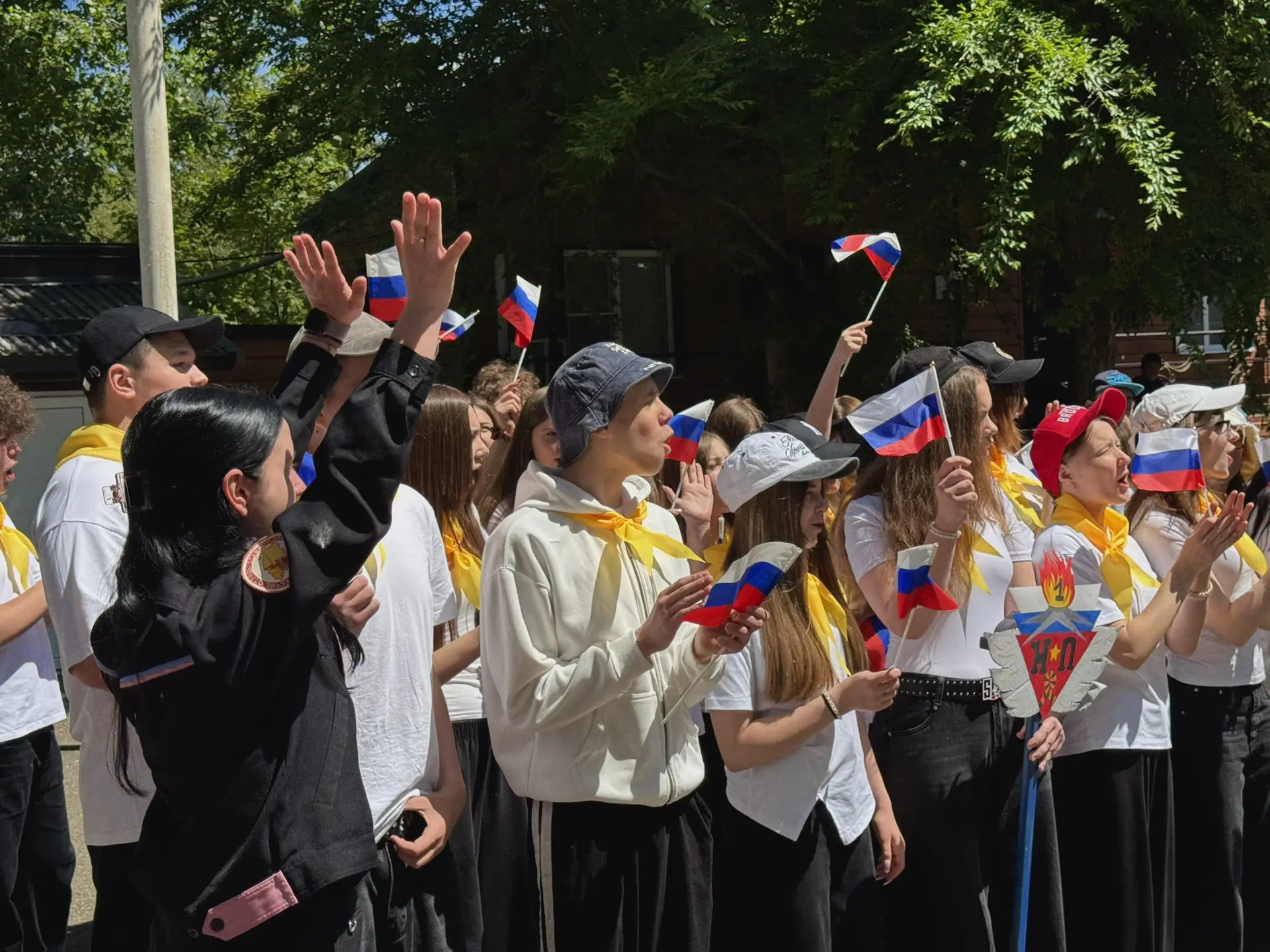 Утро 4 июня в Центре «Солнечный» началось с торжественного открытия первой профильной смены «Своими 