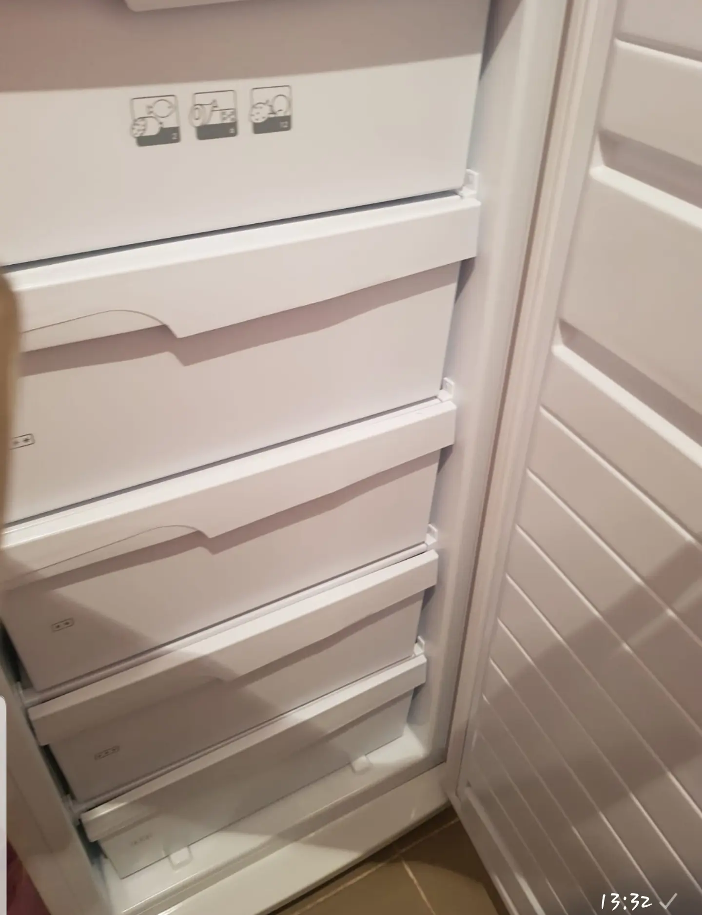 Продам вертикальную морозильную камеру , 5 ящиков, состояние новой не пользовались почти, просто сто