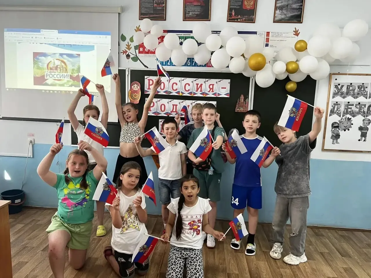 День любви к России в лагере «Солнышко»! 🇷🇺☀️

Для младших ребят:
🔹 Беседа о безопасности дома — 