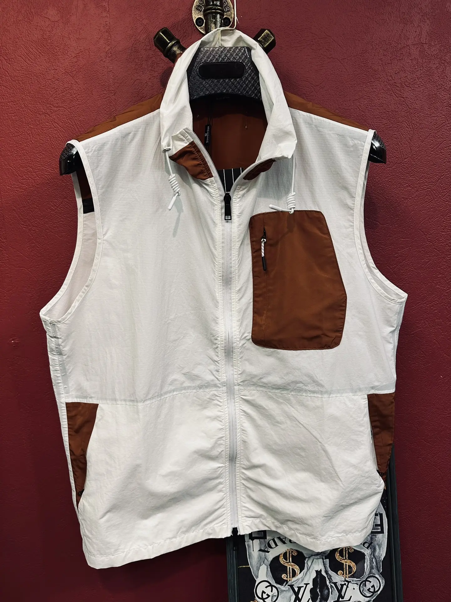 ERMENEGILDO ZEGNA 
PREMIUM 
12000₽

С наступившим летом, несмотря на погоду, наше сознание отталкива
