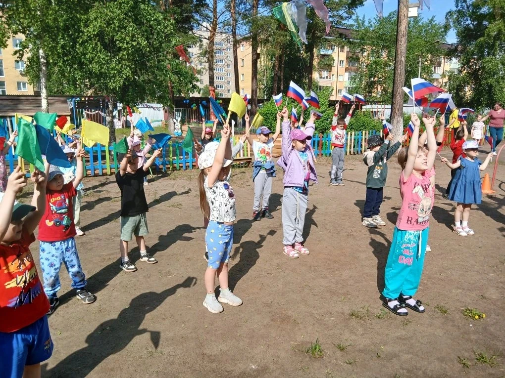 Сегодня в детском саду отметили День России спортивным праздником. Он объединил патриотическое воспи