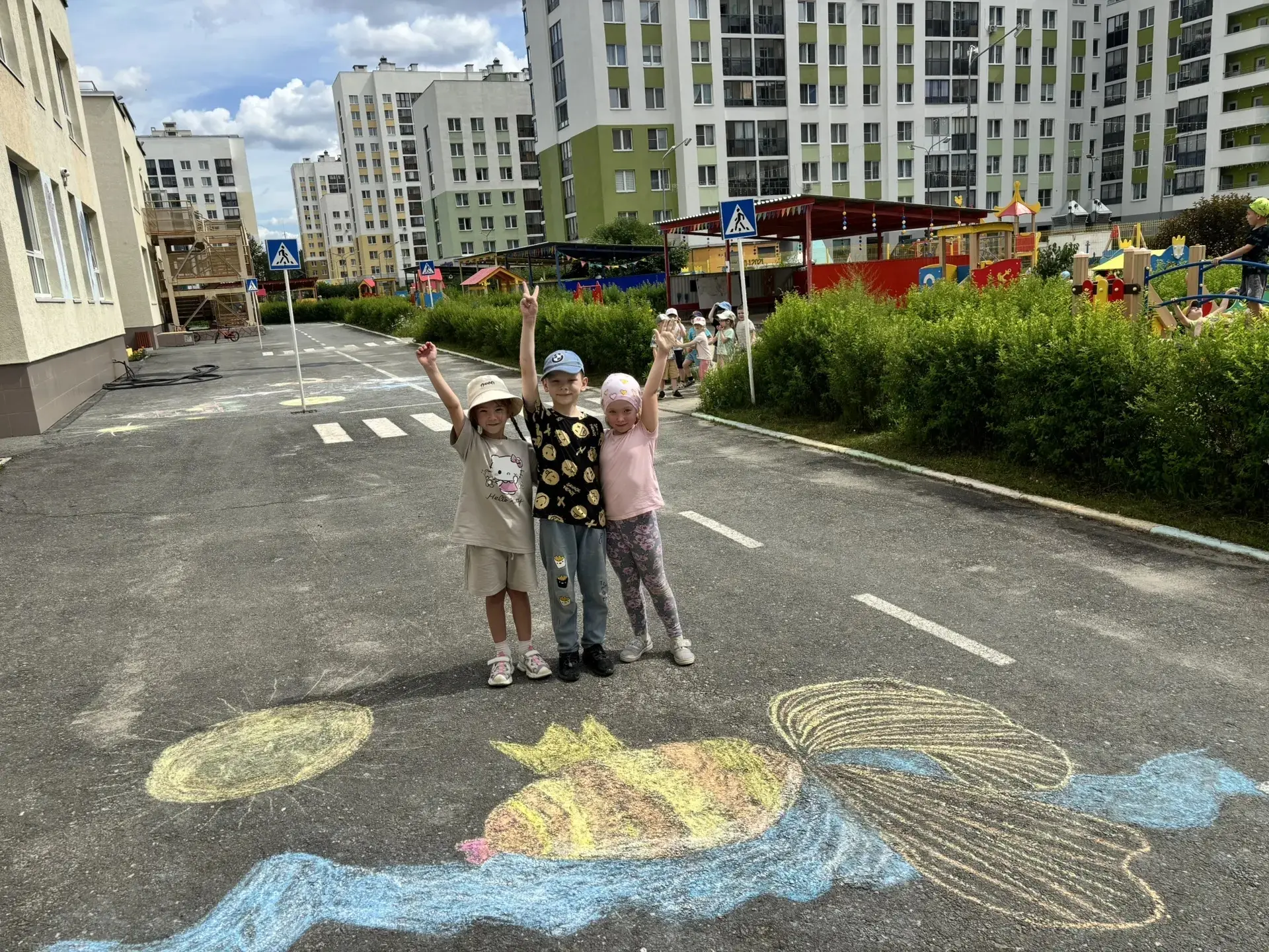 Асфальт? Нет, это холст! 🎨

Наши ребята сегодня устроили настоящий художественный бум! Вместо мольб