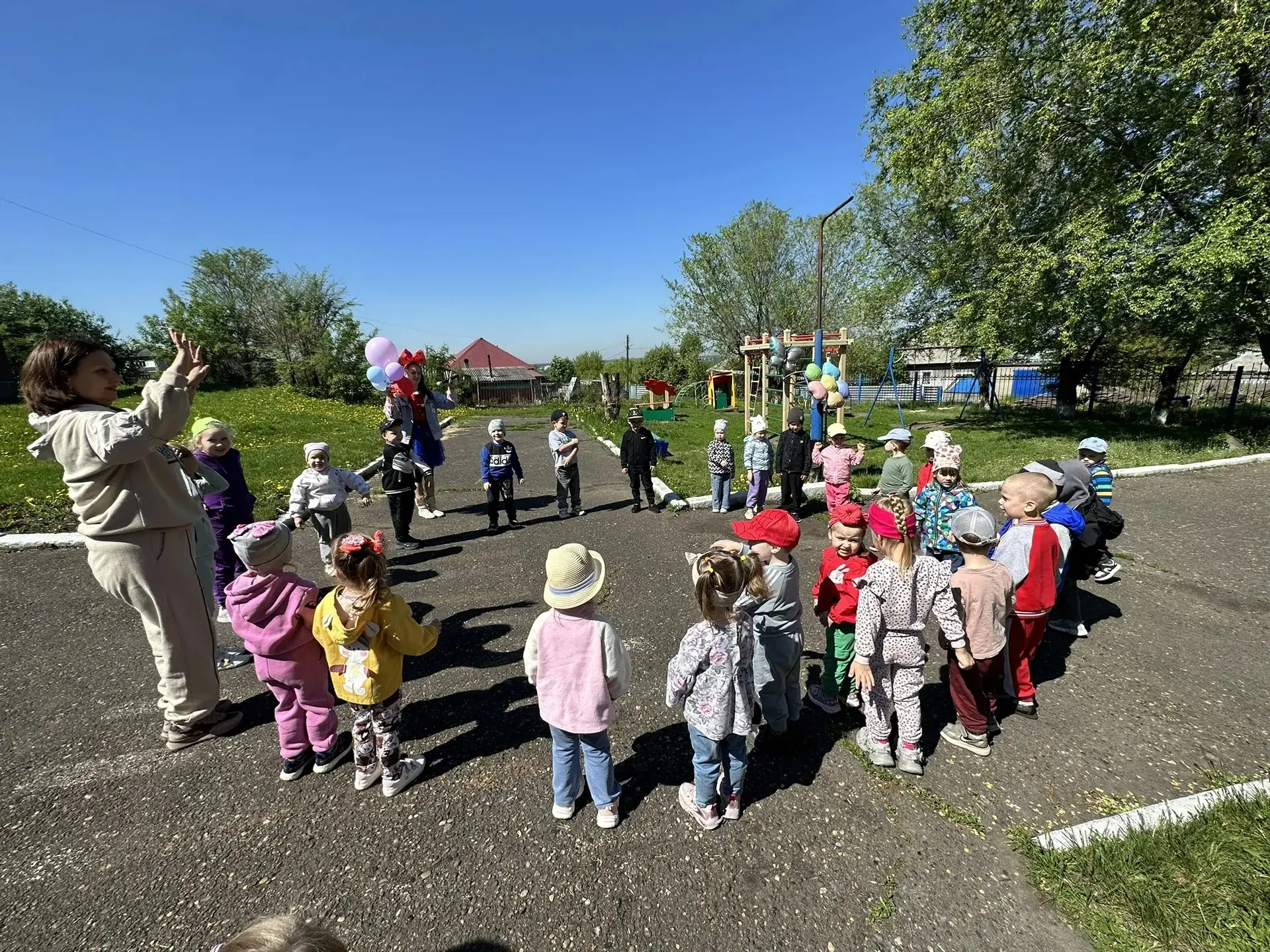 🎉 В детском саду прошёл яркий и весёлый праздник, посвящённый встрече лета и Дню защиты детей. 🌞
В