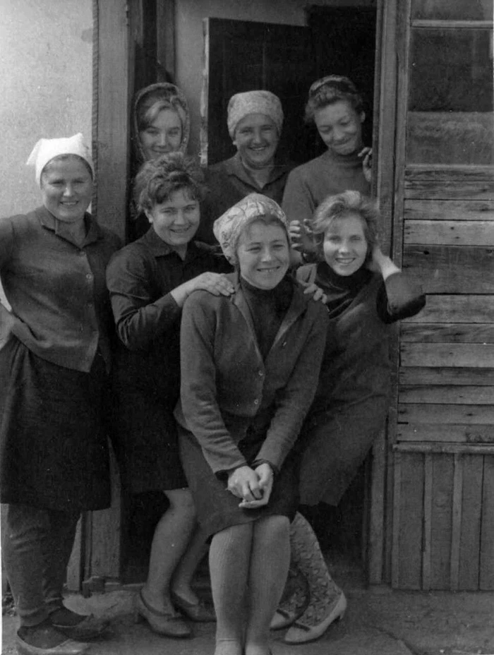 Удивите свою маму и бабушку 🫂

У многих дома лежат старые чёрно-белые снимки — бабушка в молодости,