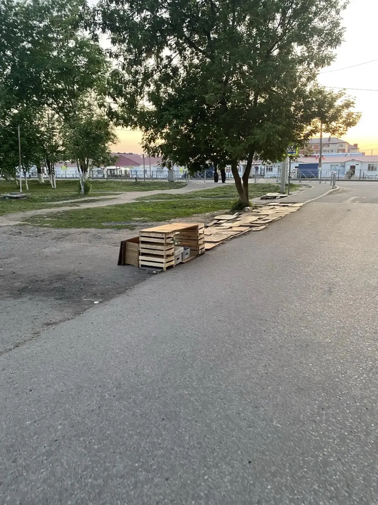 #мне_пишут
«Каждое утро иду мимо этого места на работу, где торгуют наши бабули. Гибло выглядит мест