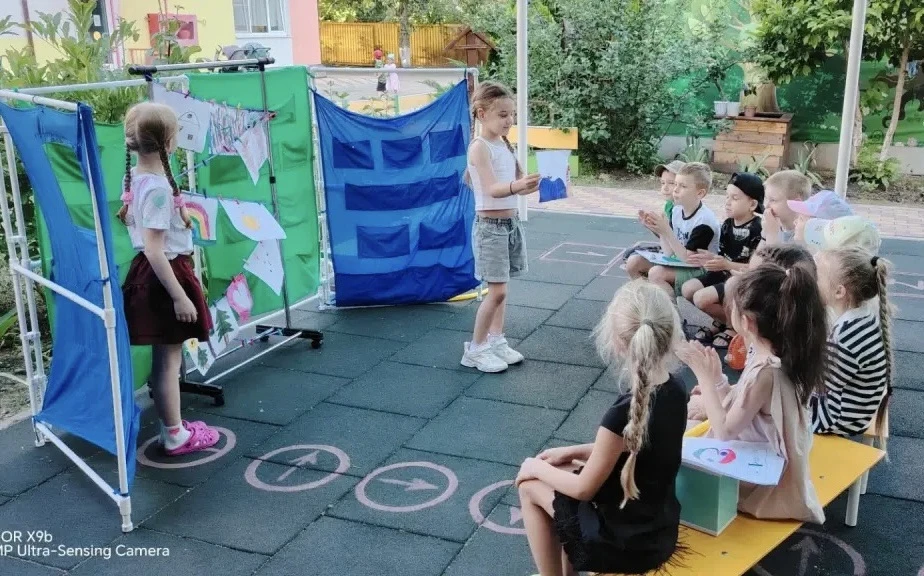 🎨 Ребята из группы «Всезнайки» устроили настоящую художественную выставку! Они прогулочную площадку