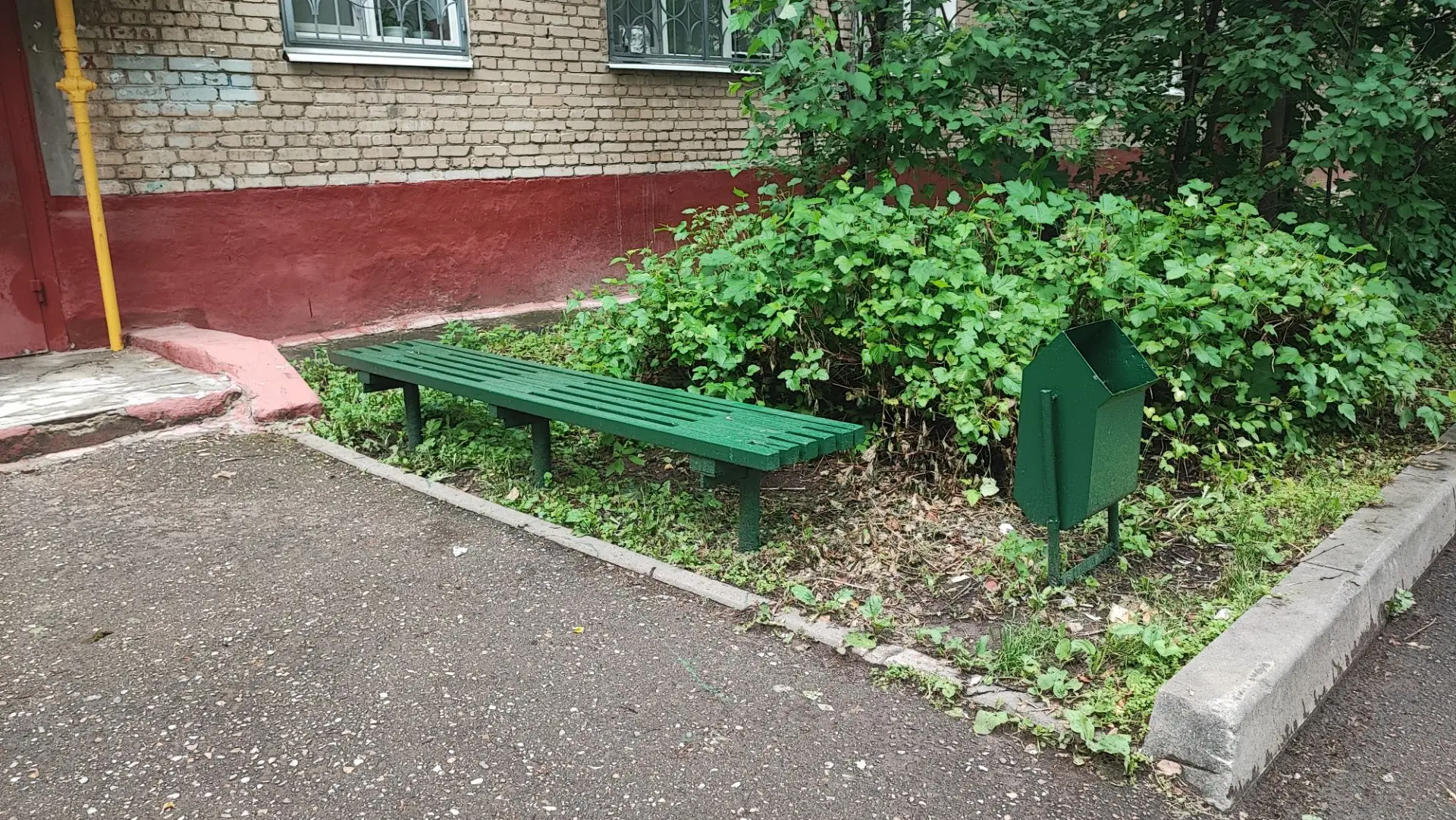 Лето- время обновлений! 🌞

С первыми тёплыми днями мы запустили сезон покраски лавочек по нашему фо