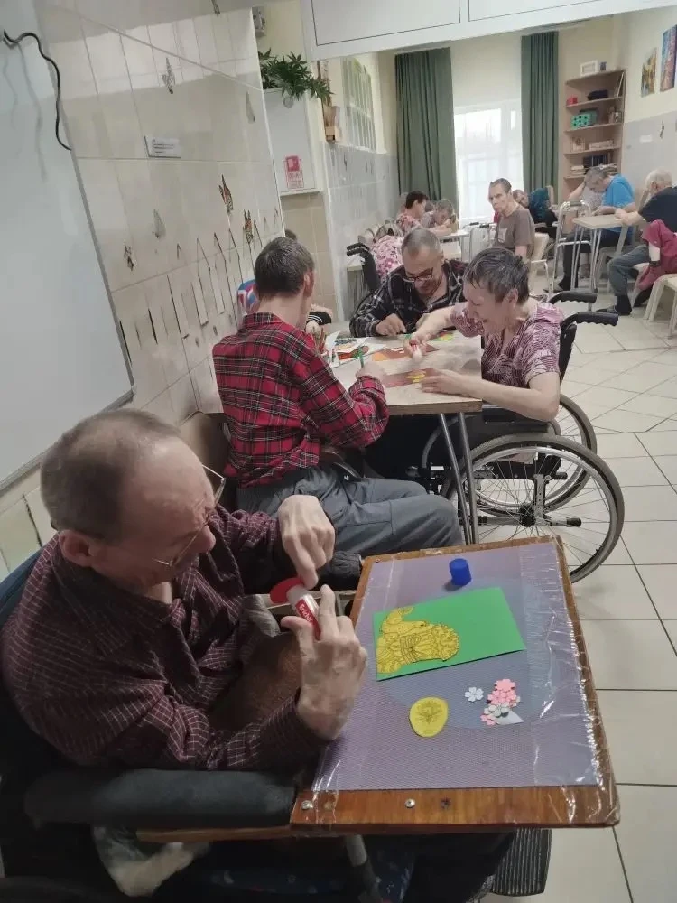 Один из недавних дней в Первомайском доме социального обслуживания был наполнен яркими красками и ув