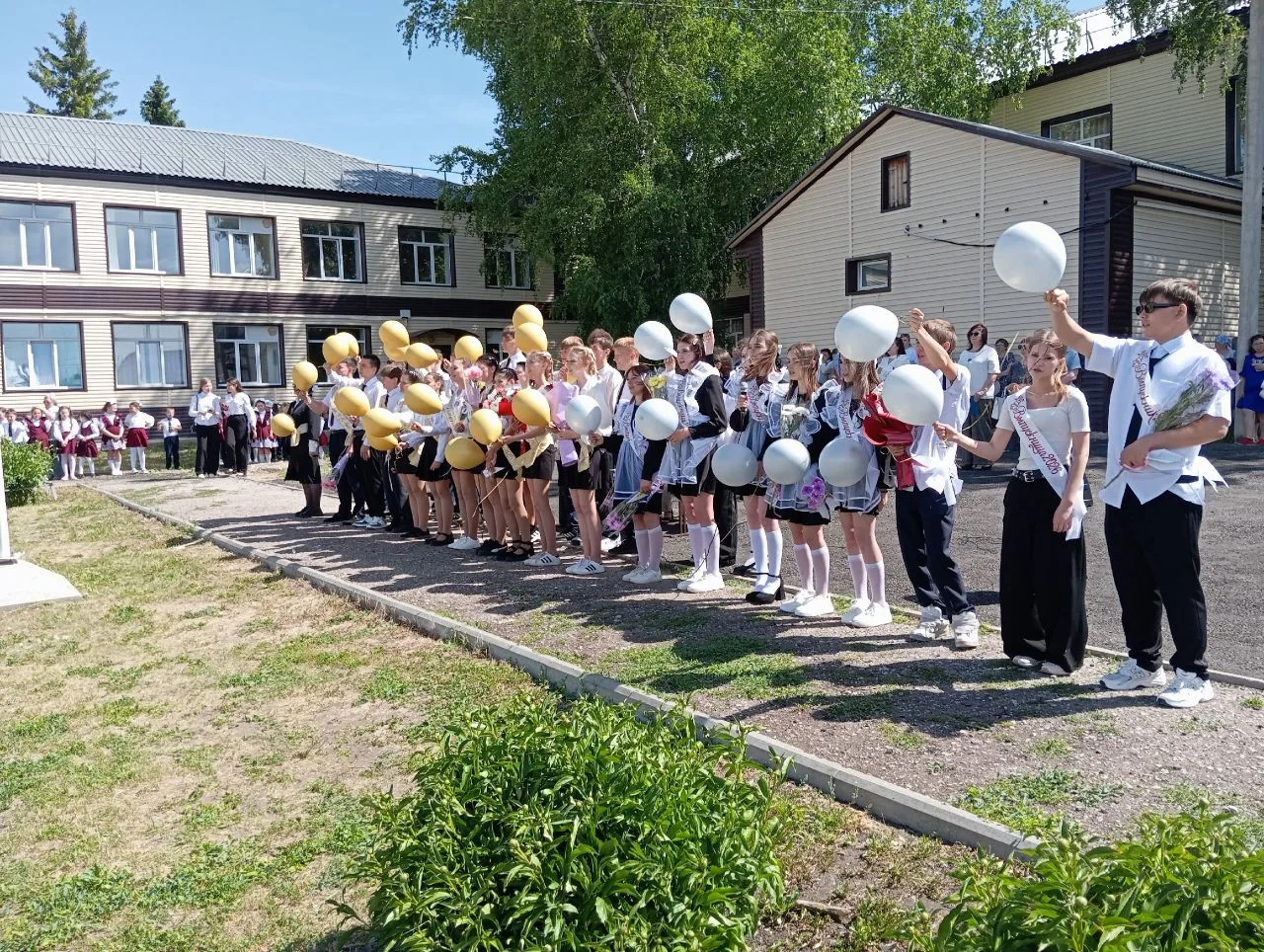 Последний звонок — слёзы, вальс и самолётики добра ✨🔔

Вот и отзвенел наш последний звонок. Для ког