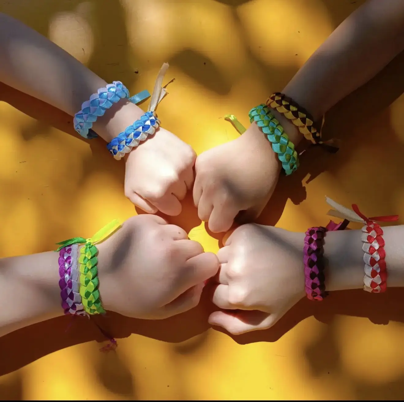 Браслет из ленточек✨

🎗️Плетение браслетов из атласных ленточек не вызывает вопросов и сложностей. 