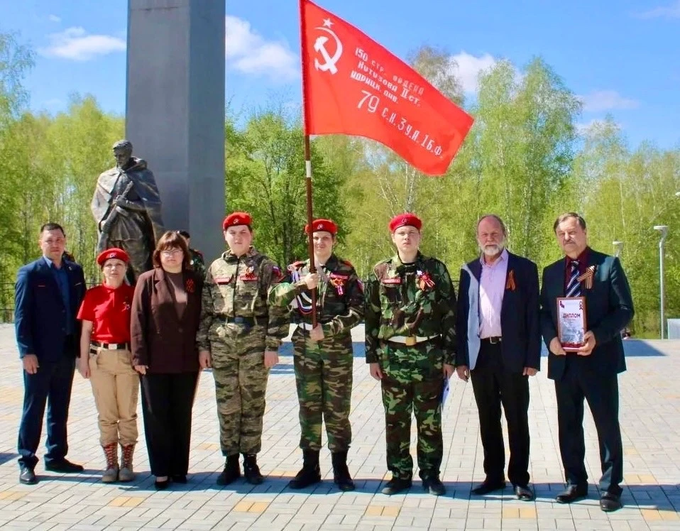 🇷🇺КОПИЯ ЗНАМЕНИ ПОБЕДЫ ПЕРЕДАНА ШКОЛЕ НА ВЕЧНОЕ ХРАНЕНИЕ!🇷🇺
✨ 7 мая на мемориальном ансамбле в ч