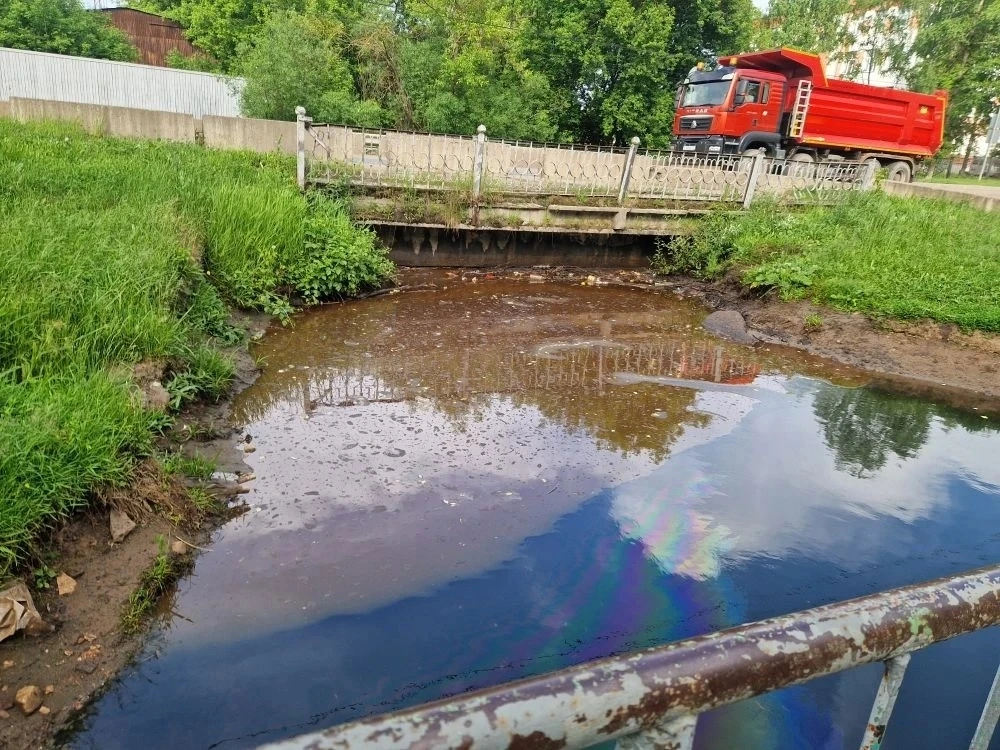 Улица советская , нововятск речка, чумовщина, зто мазута уже месяц течёт в вятку.
Слава Смирнов
http