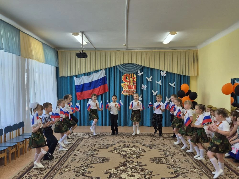 Сегодня в нашем саду  прошёл праздник, посвящённый Дню Победы в Великой Отечественной Войне.
День По