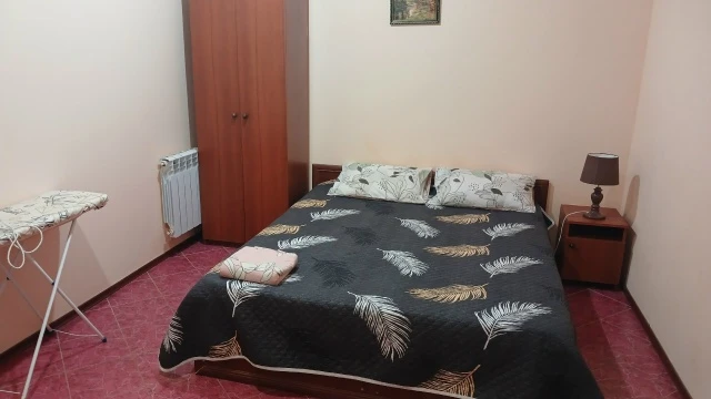 #ЕВПАТОРИЯ
улице Санаторская 17.

Собственник. Сдам посуточно 2-х комнатную квартиру на первом этаже