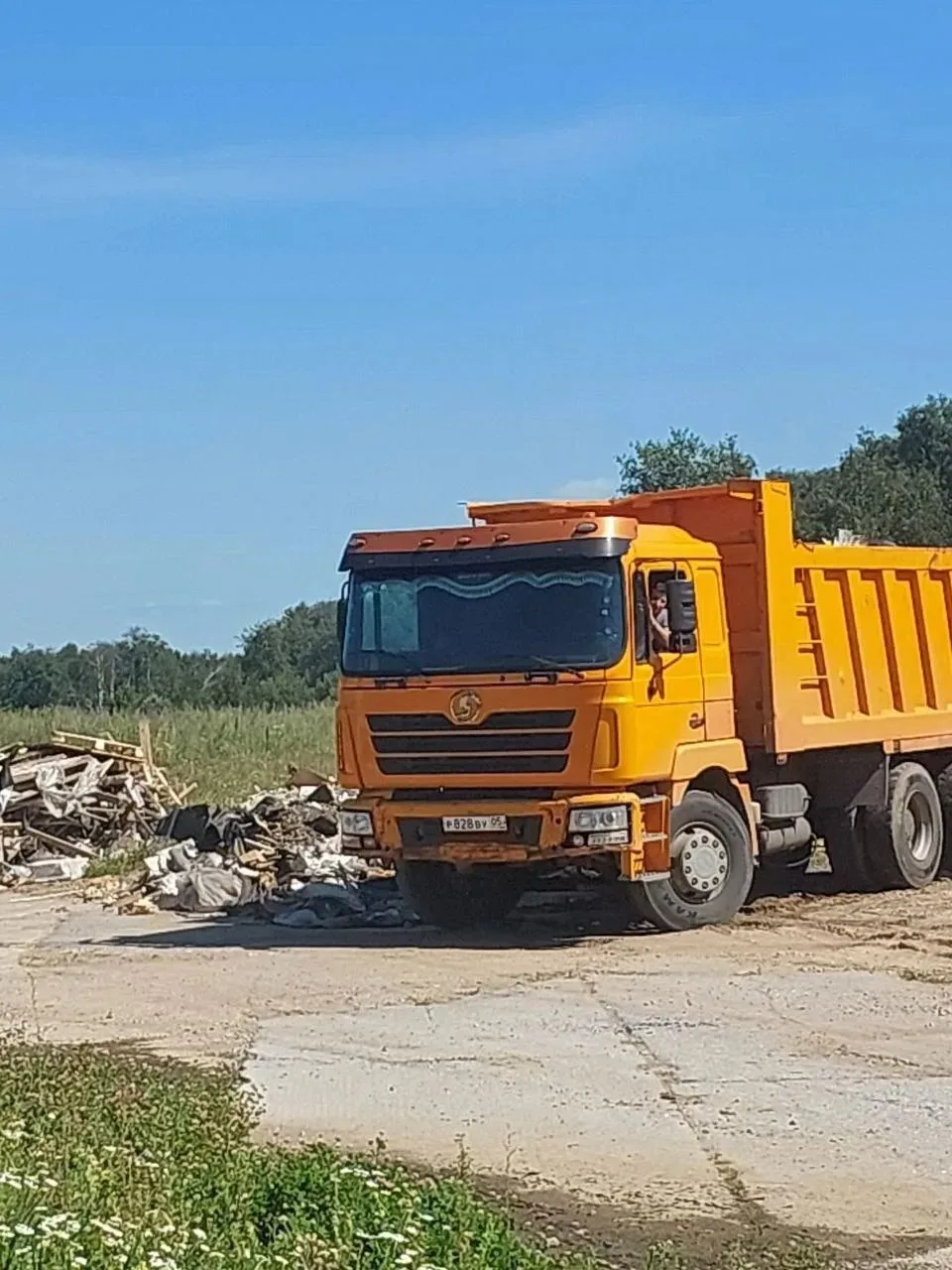 Сегодня один из жителей жк сфотографировал авто, что выгружает мусор напротив заправки! 

Спасибо со