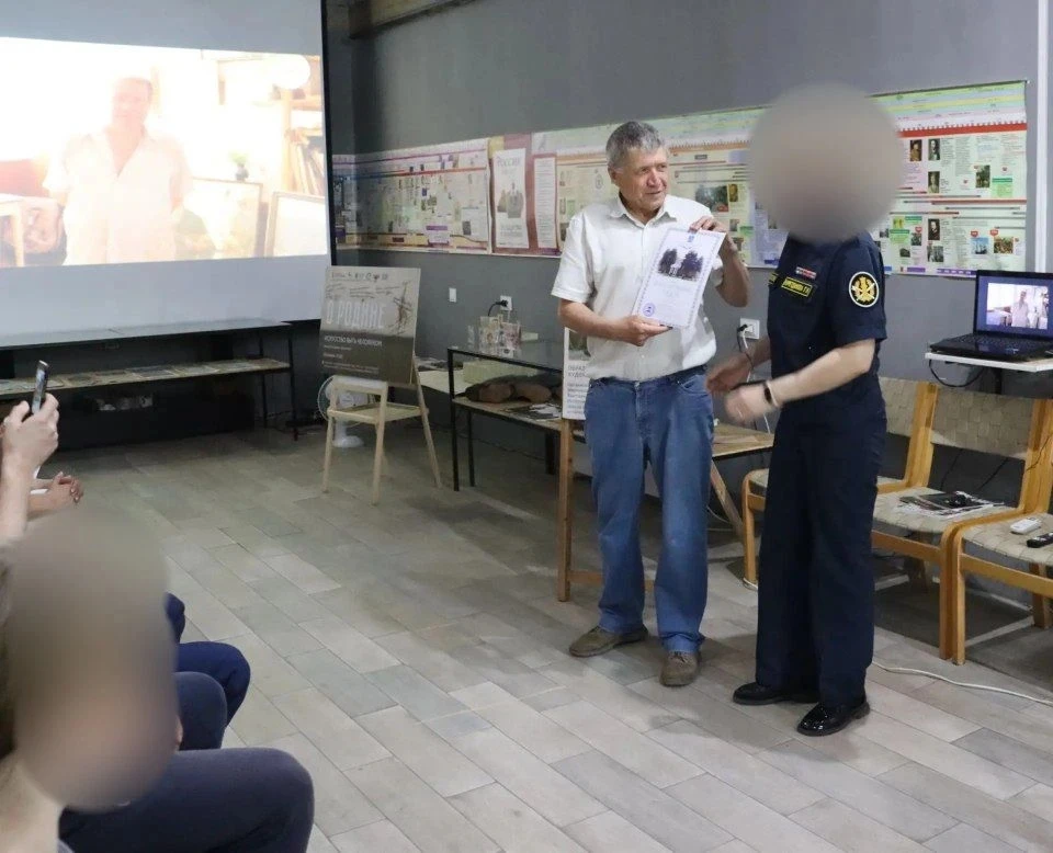 🇷🇺Несовершеннолетние, состоящие на учёте в УИИ, посетили выставку «О Родине» в Весёловском краевед