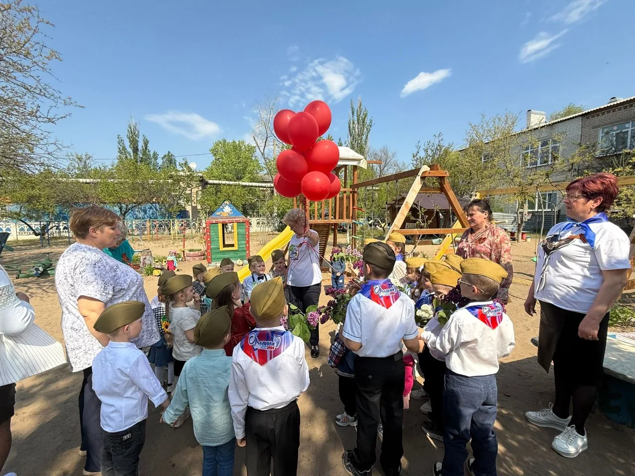 В небо улетает память... 🎈🎈🎈

Финальной точкой нашего праздничного парада стал трогательный момен