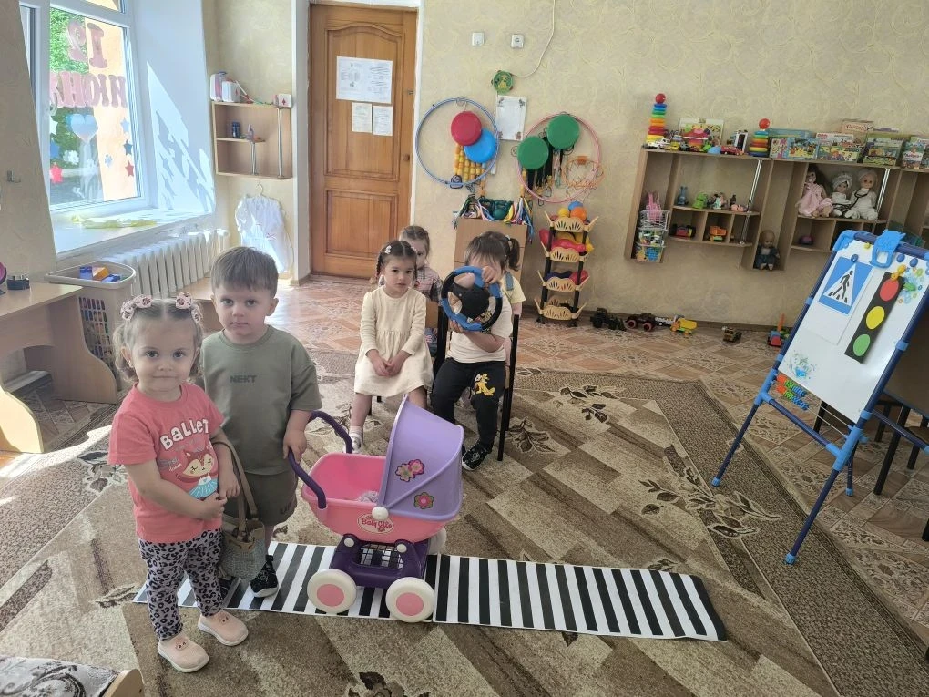 👶👧👦 В младшей группе «Капельки»💧прошло занятие по 🚦ПДД «Правила безопасности на 🛣️ дорогах». 
