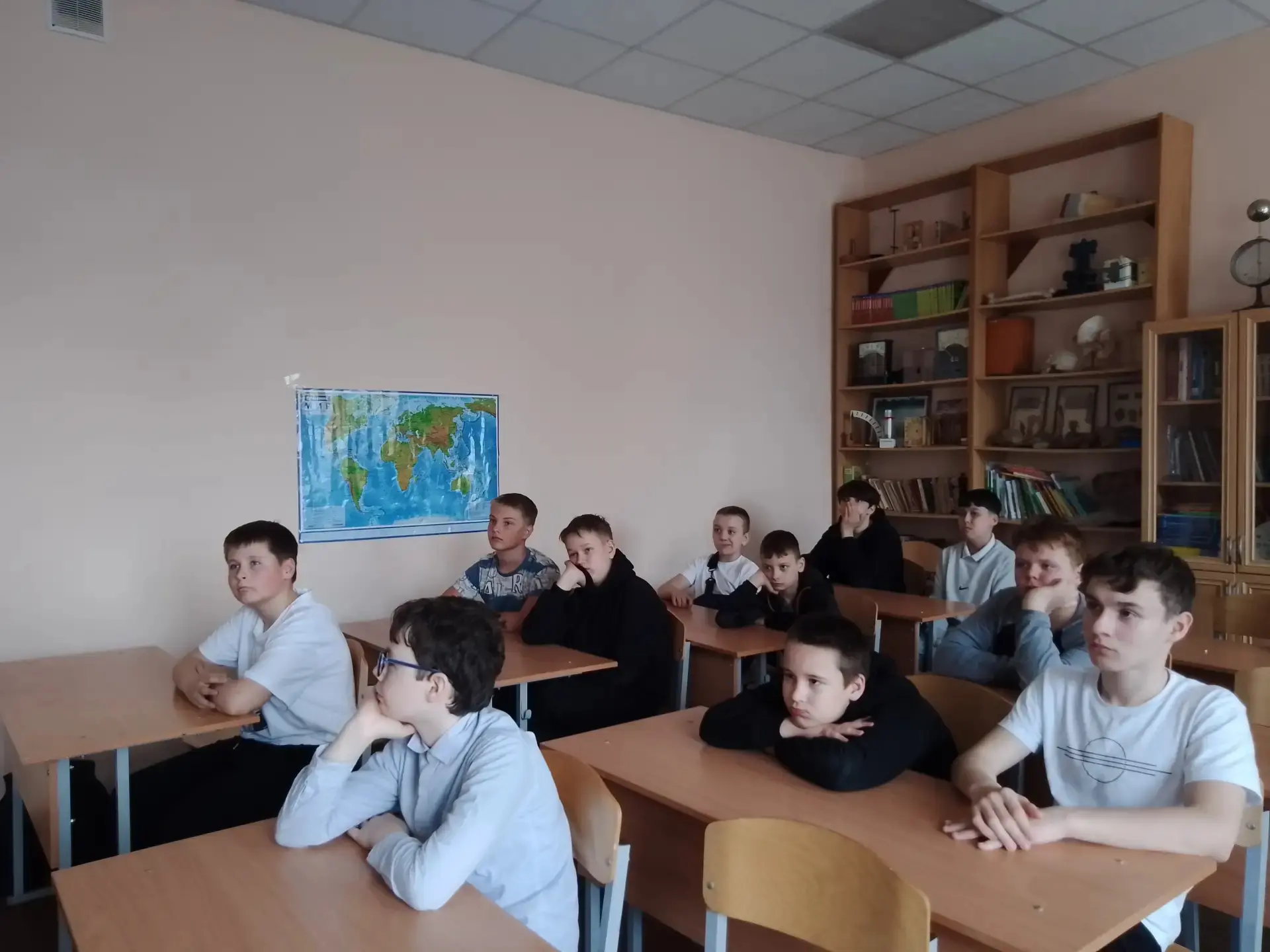 🛡️ В ШКОЛЕ ПРОШЛА ЛЕКЦИЯ НА ТЕМУ «ГИБРИДНАЯ ВОЙНА»

Для наших учеников организовали лекцию, посвящё