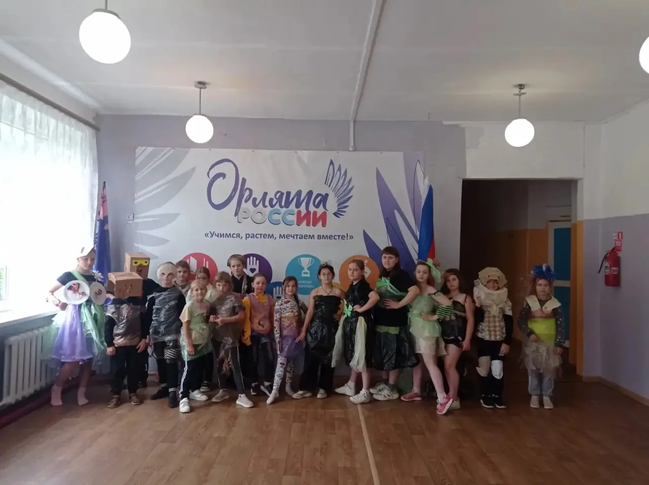 День 18
День Движения Первых и Орлят России
✨Утро в школьном лагере началось с традиционной зарядки.